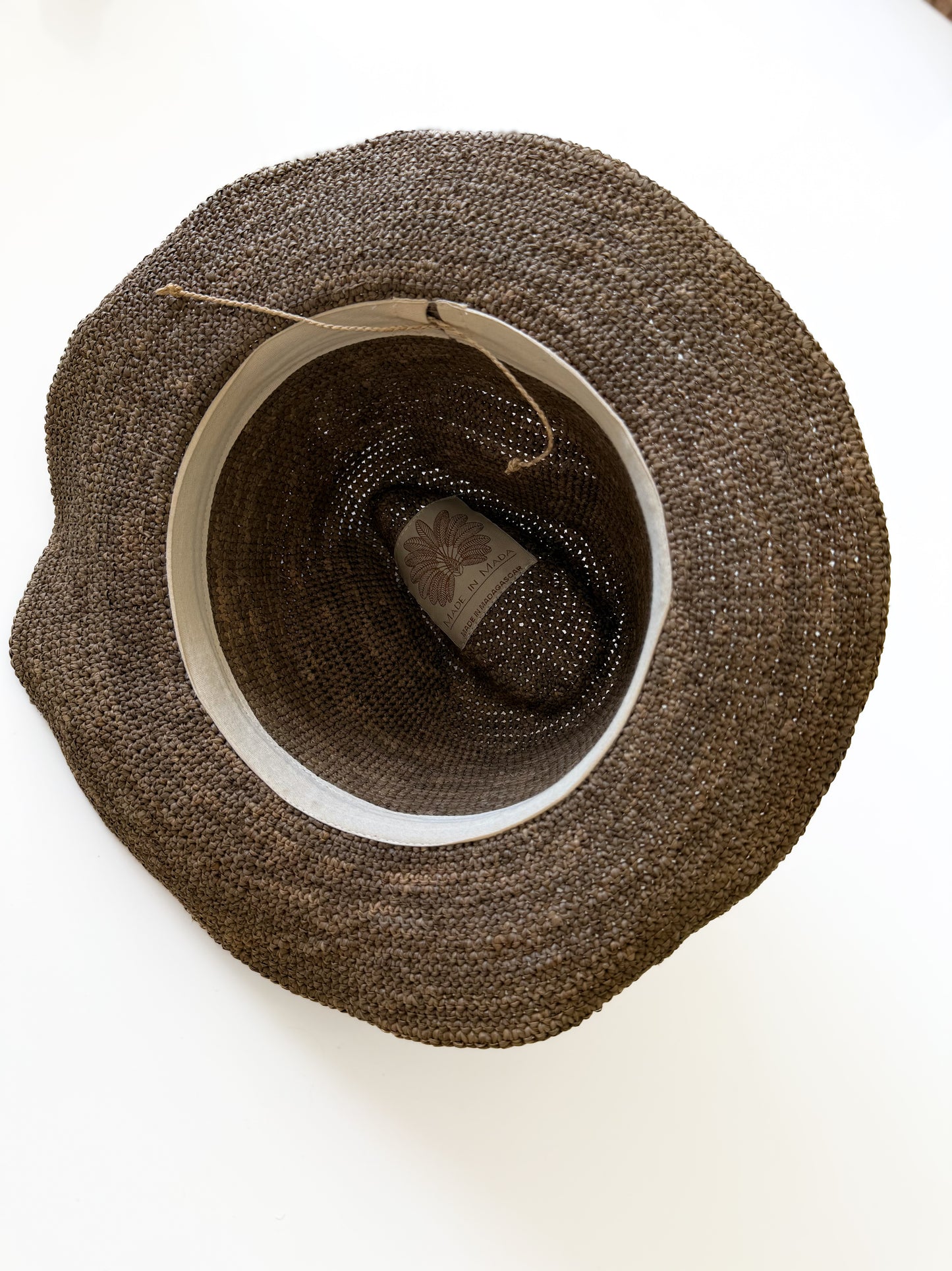 Binnekant van de raffia hoed Elya tan leather in tea kleur van Made in Mada