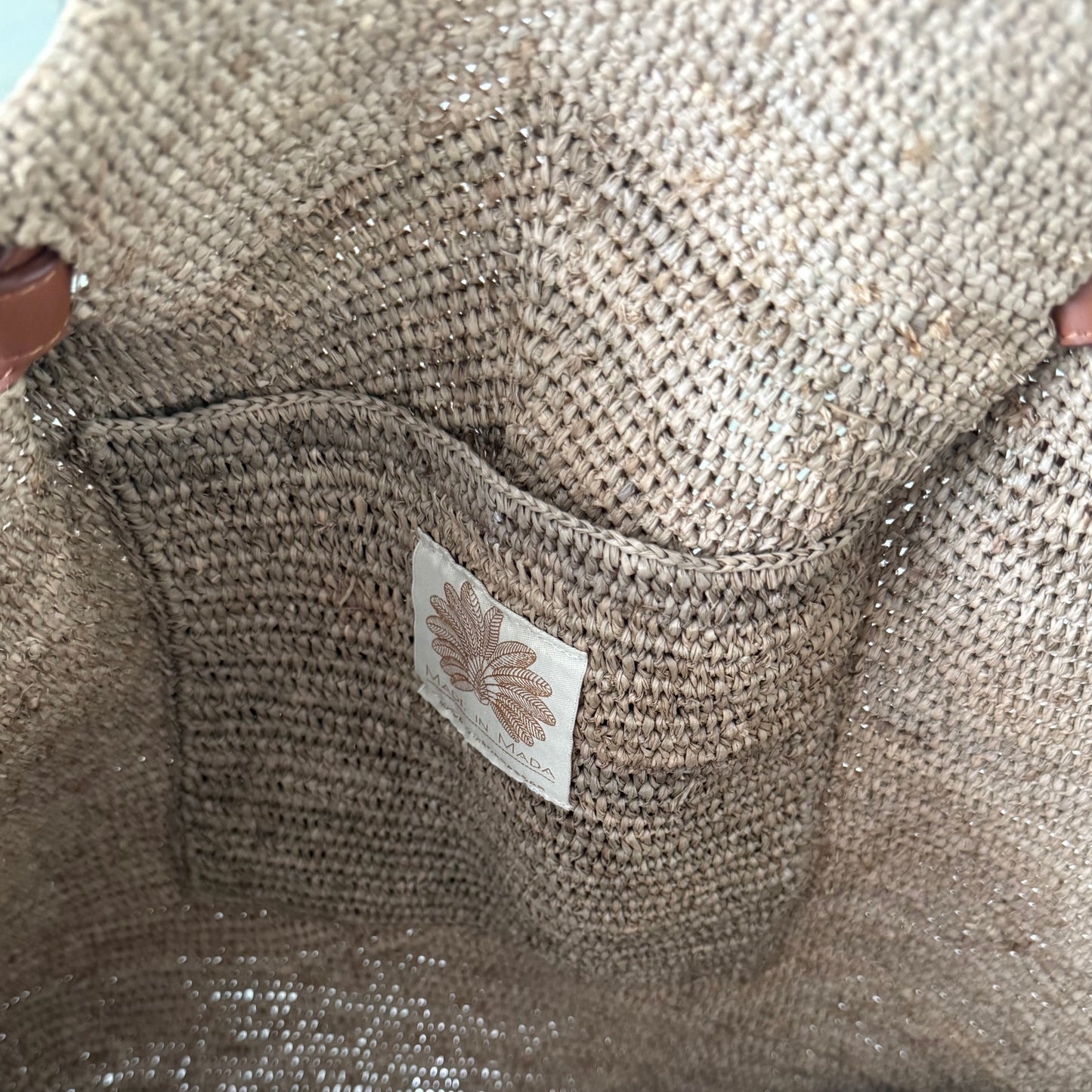 Detail foto van het binnenzakje van de Gemma XXL Bag Tea van Made in Mada van handgeweven raffia met lange leren hengsels