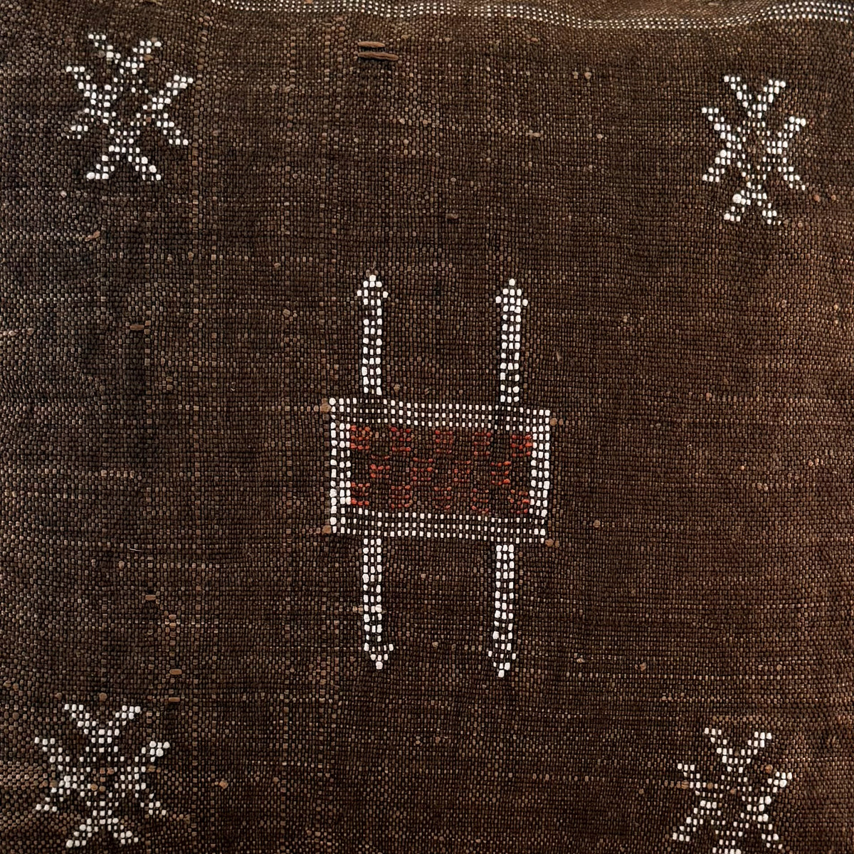 Detail foto patroon van Marokkaans sabra silk kussenhoes No.14 uit de Earth brown collectie