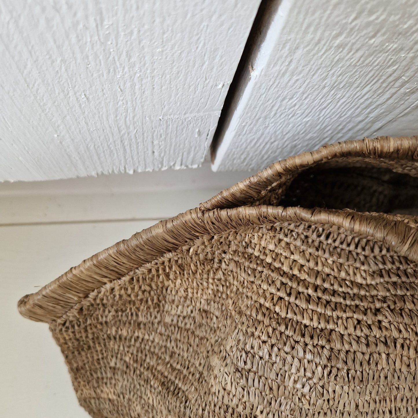 Detail van de raffiarand van de Aina Bag L Tea van Made in Mada, ambachtelijk geweven met zichtbare textuur
