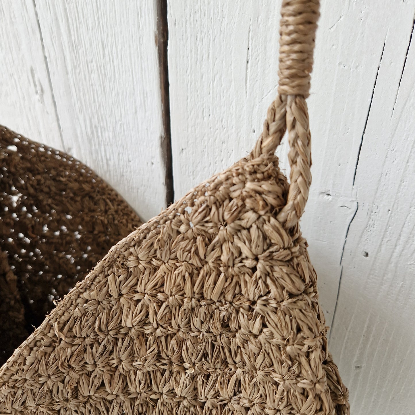 Detail van gehaakte raffiastructuur en hengsel van de Valiha Bag van Made in Mada, handgemaakt met bohemian flair