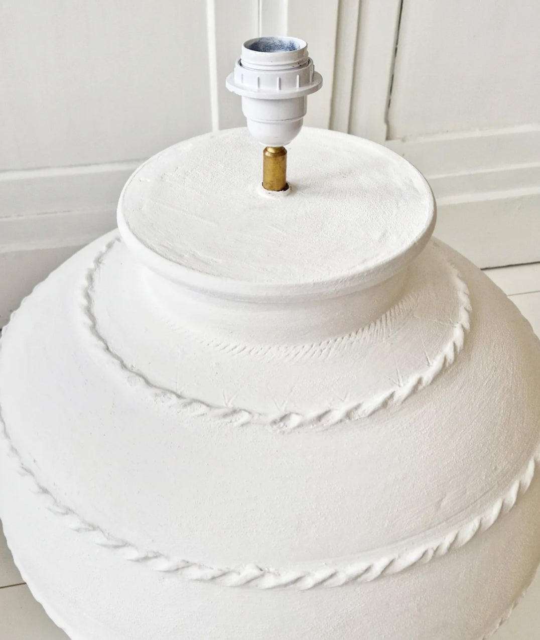 Detail van grote witte keramieken lampenvoet met linnen snoer, handgemaakt en exclusief bij By Bliss