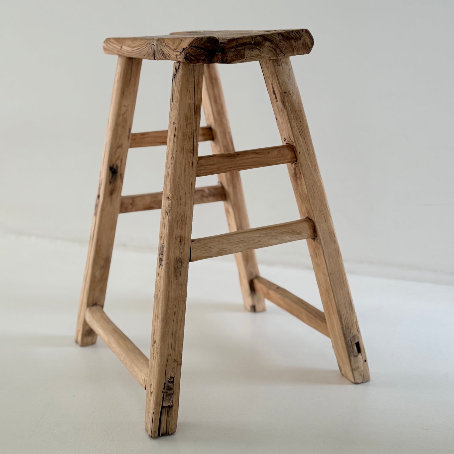 Oude Chinese houten kruk