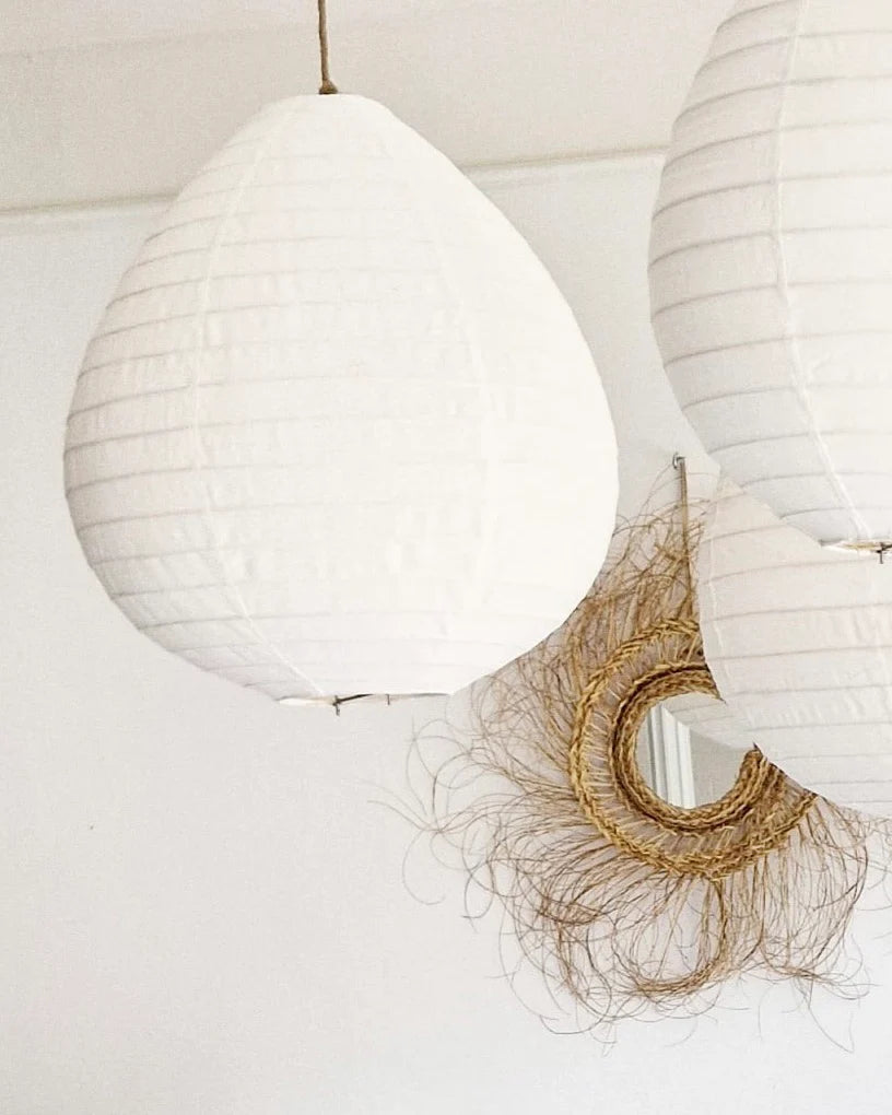 Witte linnen lampion hanglamp in de maat Medium en zeegras spiegel Rock the Kasbah