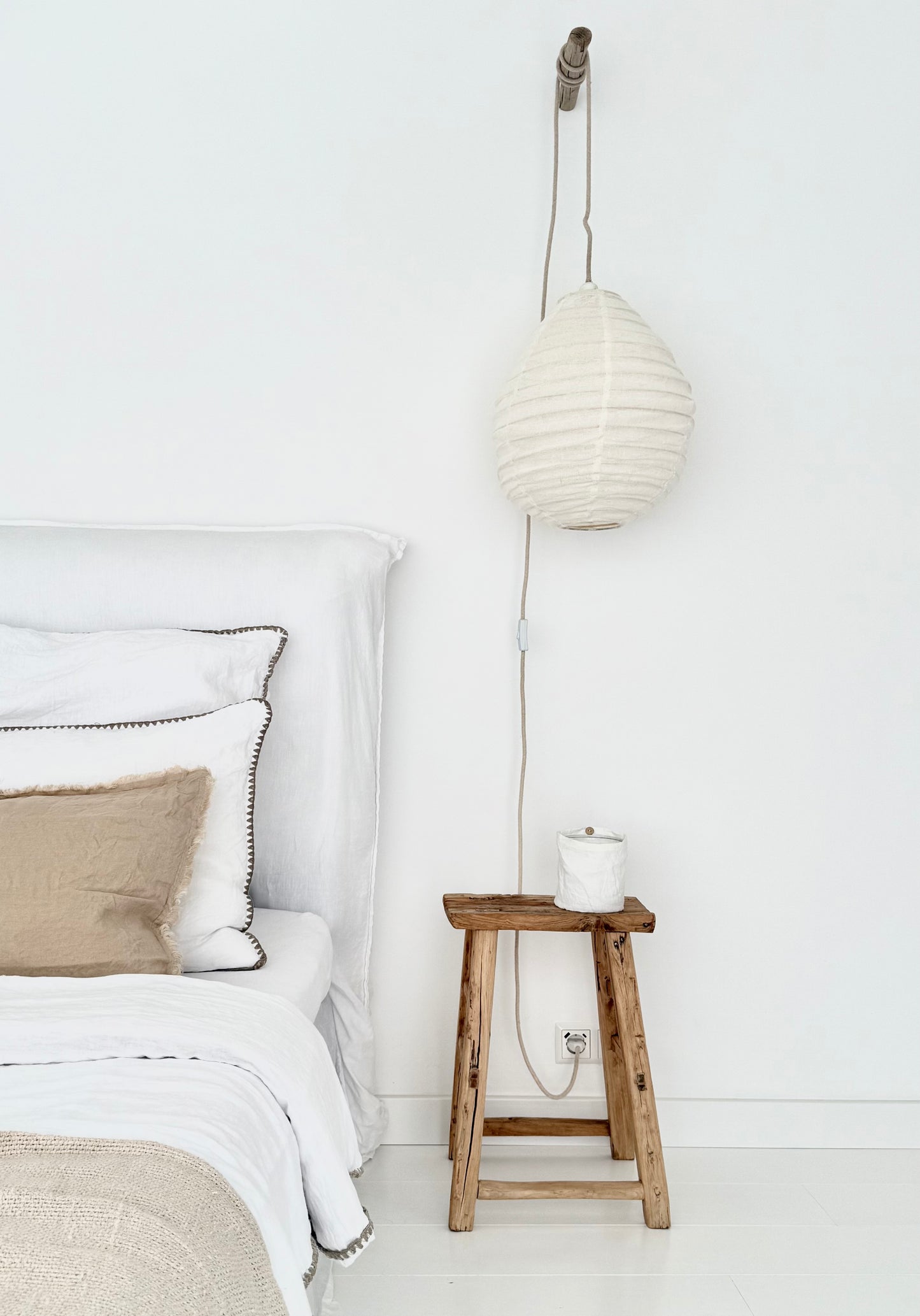 Off-White linnen lampion lamp small hangend naast een bed