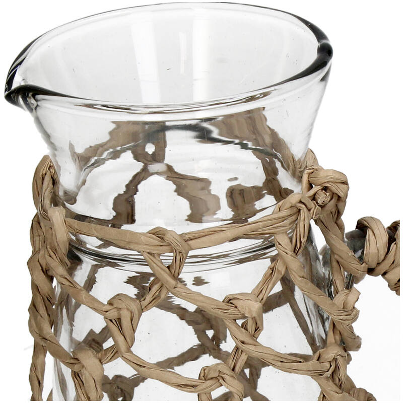 Glazen waterkan met raffia vlechtwerk
