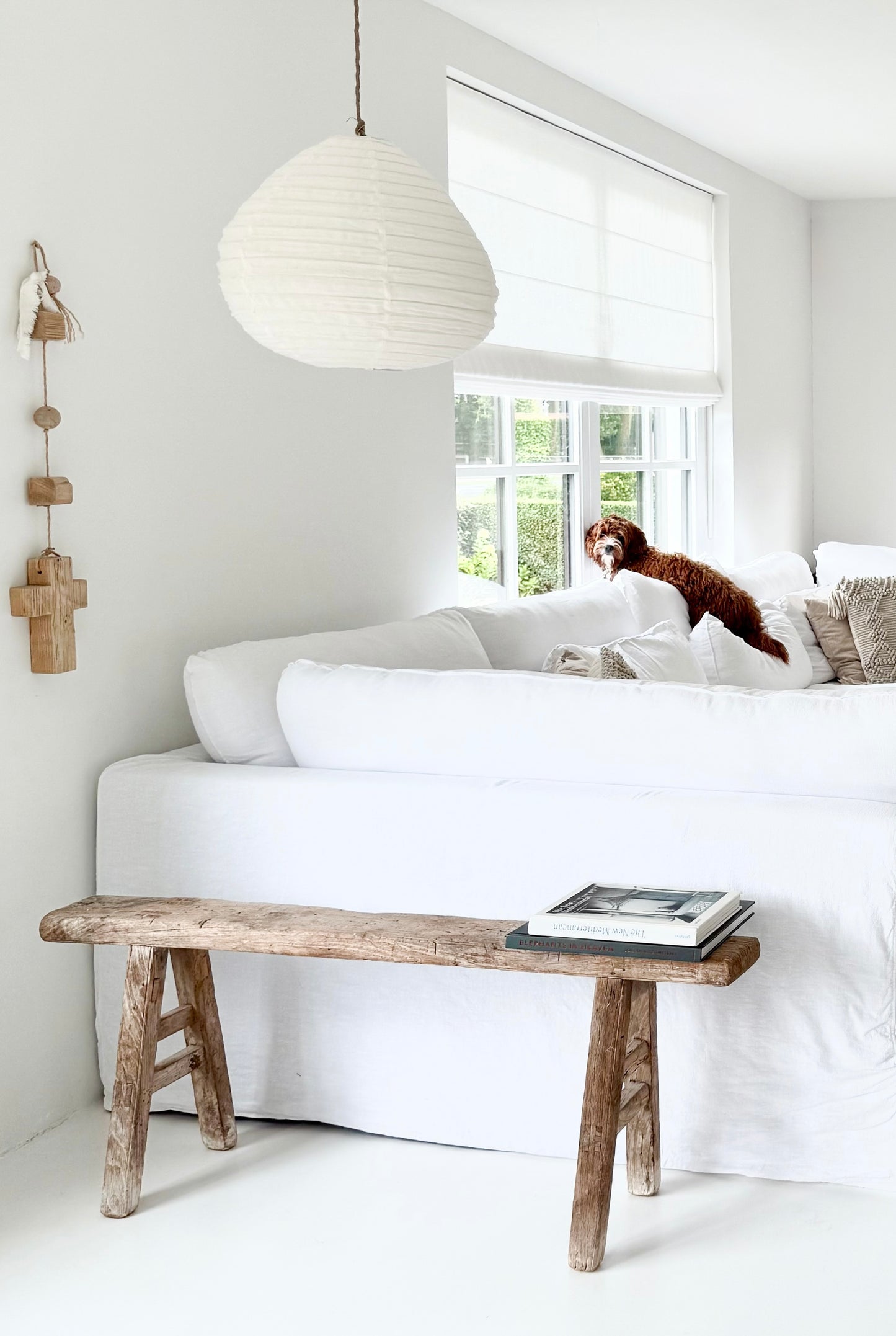 Off-White linnen lampion lamp Medium in witte woonkamer