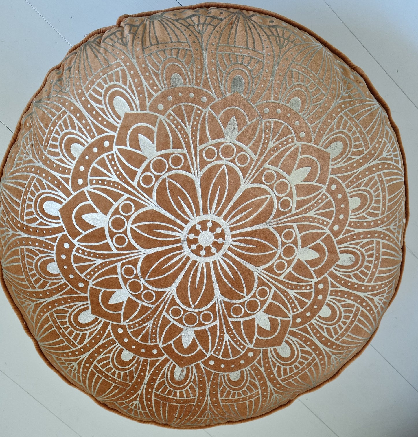 Vloerkussen fluweel Thai Curry met gouden Lotus print