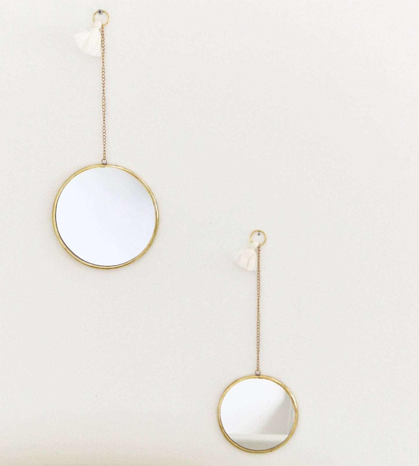 Set van 2 ronde messing spiegeltjes aan ketting met kwastje