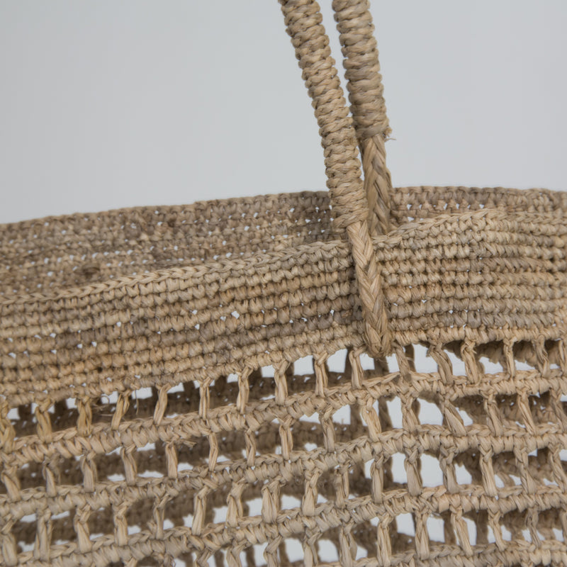 Hit Bag Tea van Made in Mada grote opengewerkte raffia tas met vierkante bodem