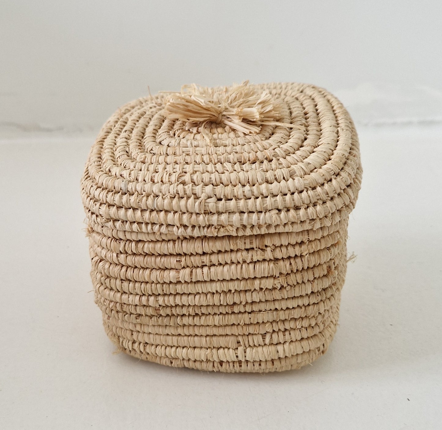 Raffia mandje vierkant met deksel en tassel