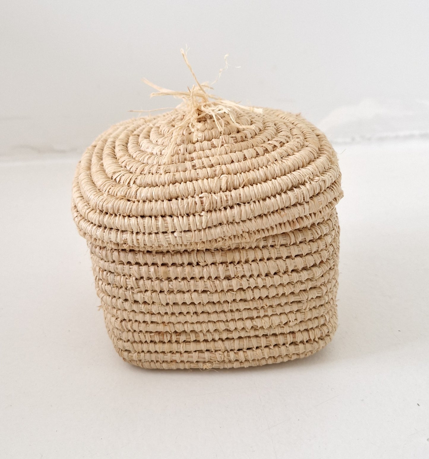 Raffia mandje vierkant met deksel en tassel