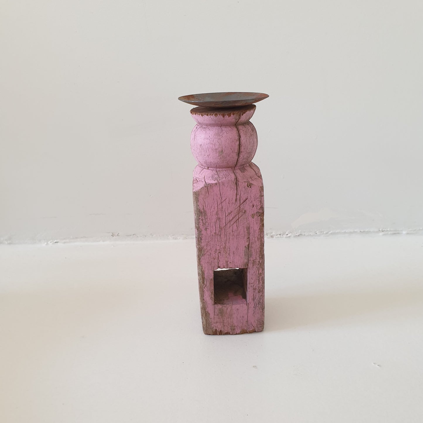 Oude houten kaarsen standaard
