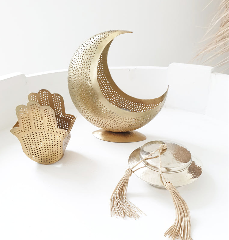 Witte chakki tafel met waxinelicht houders handje en maantje met filligrain patroon