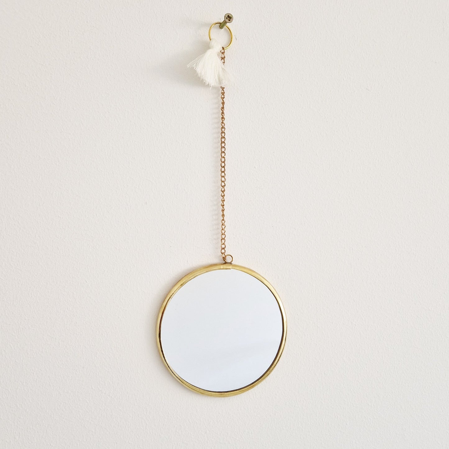 Set van 2 ronde messing spiegeltjes aan ketting met kwastje