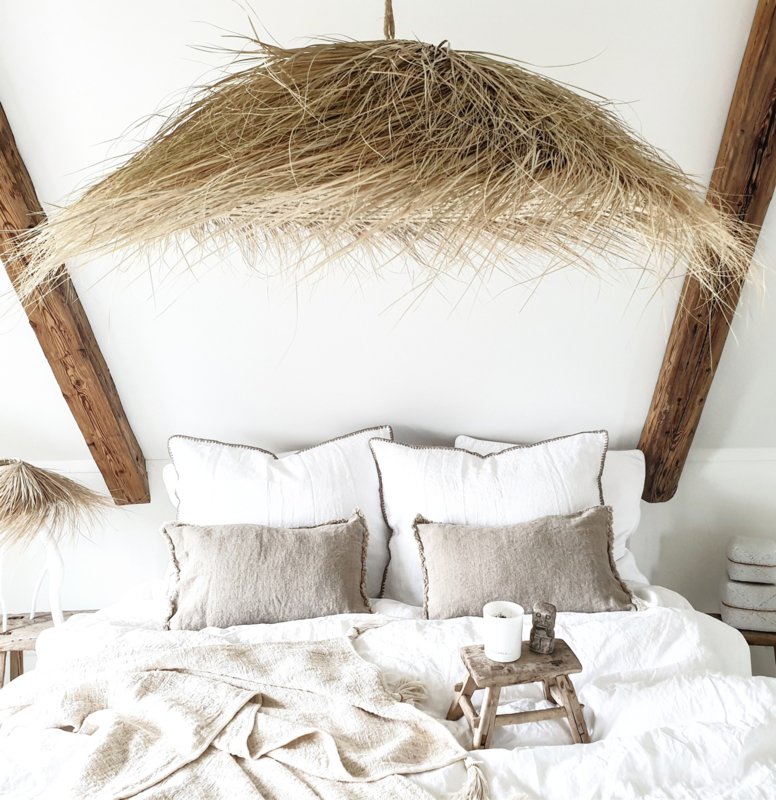 Dekbed Felice van Passion for Linen op een sfeervol opgemaakt bed in zachte naturel tinten