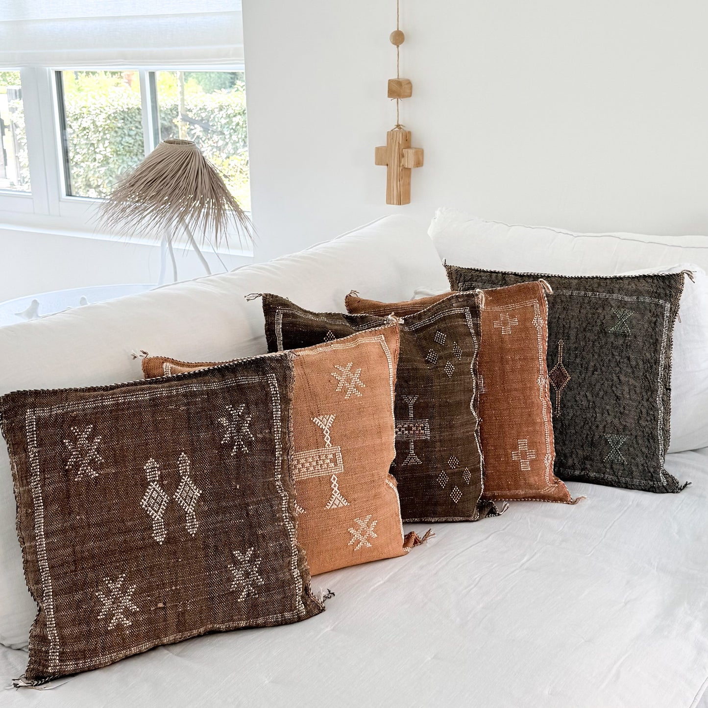 Marokkaanse sabra silk kussens uit de earth brown collection in diverse tinten bij elkaar