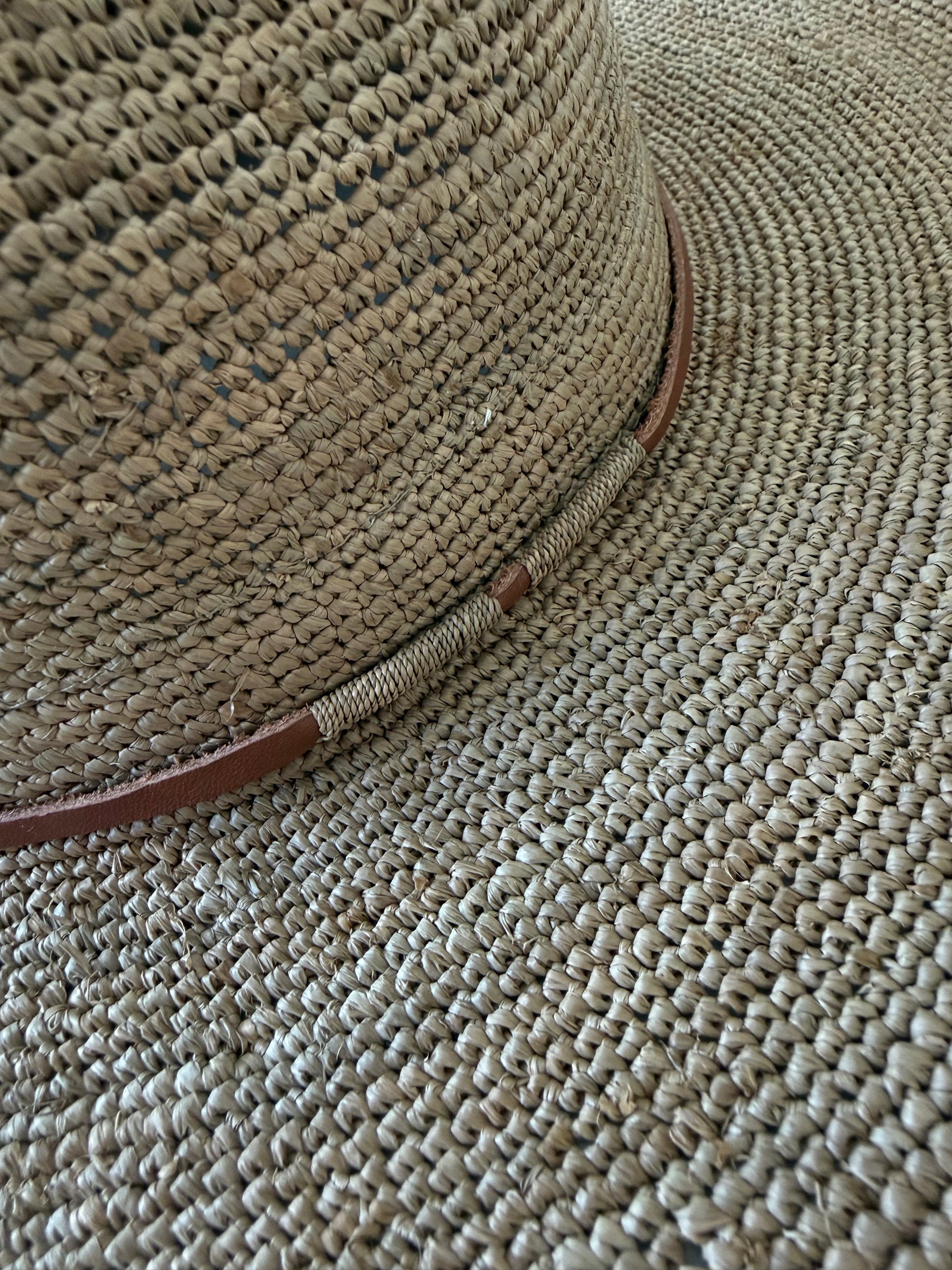 Detail foto van  de raffia hoed Elya tan leather in tea kleur van Made in Mada 
