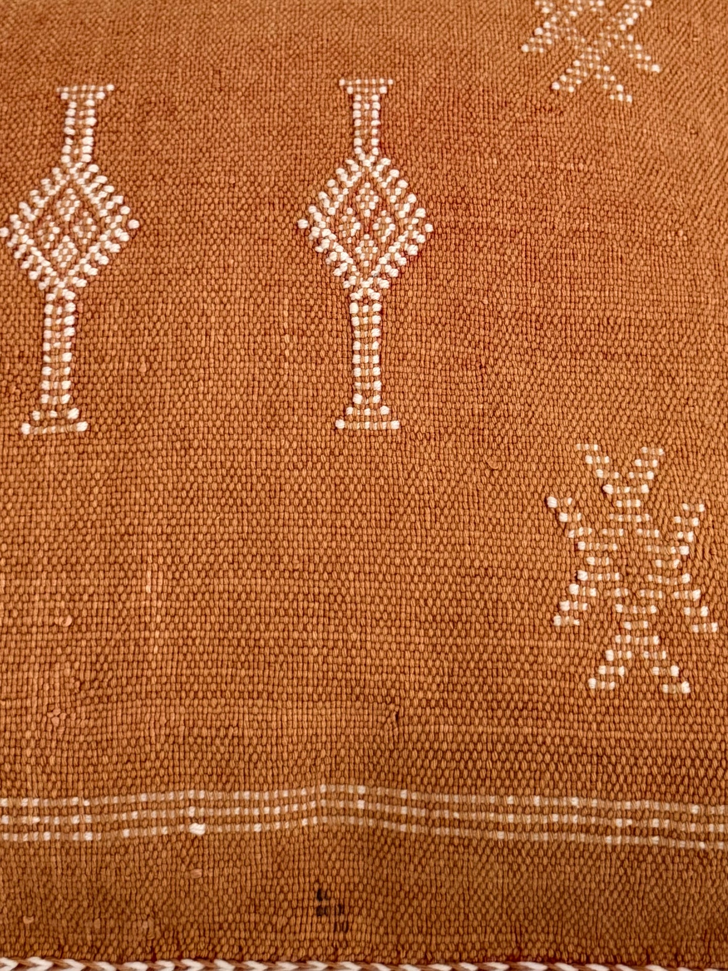 Detailfoto van het patroon van de Handgemaakte Sabra Silk kussenhoes Desert Collection No. 03