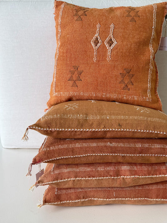 Stapel Marokkaanse Sabra Silk kussens uit de Dessert collection