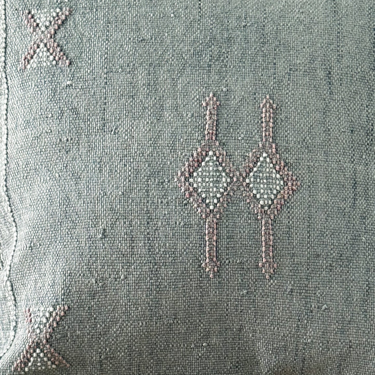 Detail patroon van Marokkaans sabra silk kussenhoes ocean mist