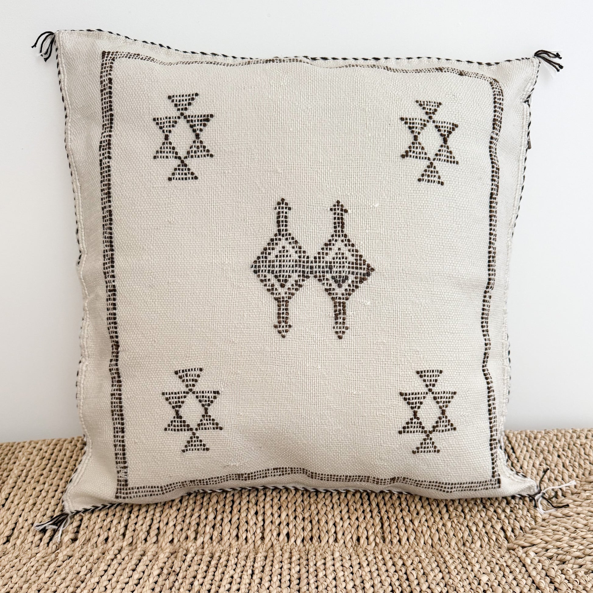 Marokkaanse kussenhoes Sabra Silk Off white met donker bruin patroon