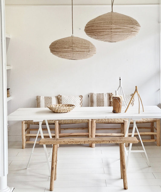 Naturel linnen lampion lampen model ufo in 60 en 80 cm boven eettafel in wit interieur.
