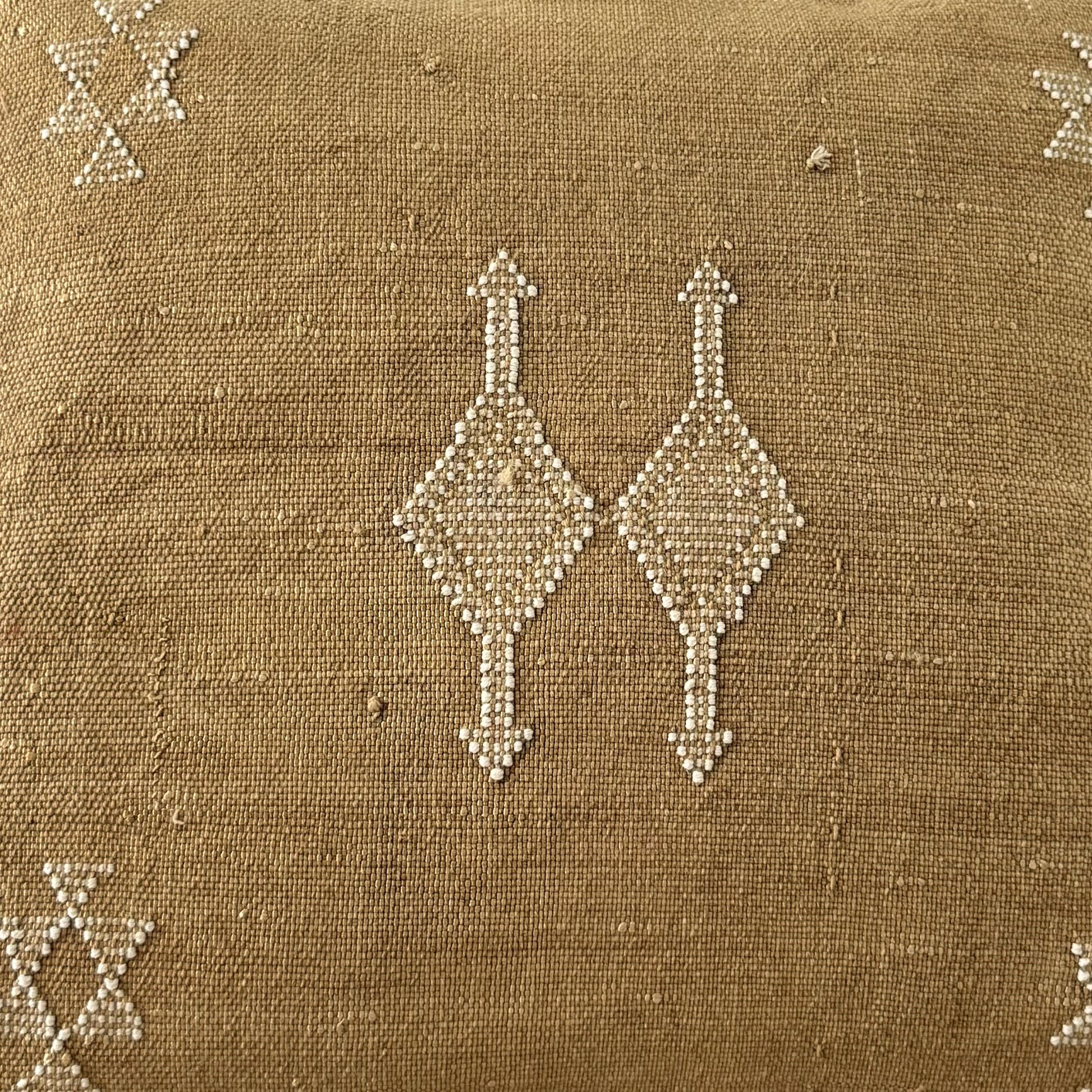 Detail foto van Marokkaans Sabra Silk kussen Golden Dune No. 01