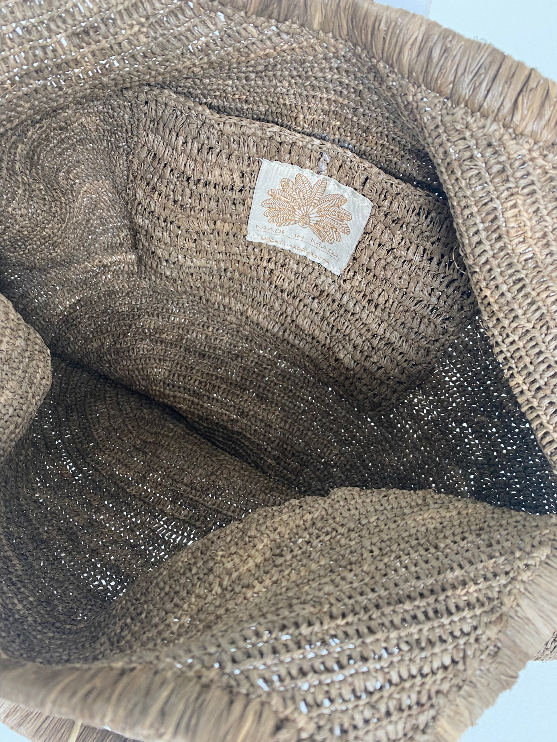 Binnenkant van de Aina Bag L Tea van Made in Mada met zichtbaar raffiaweefsel binnenzakje en label.
