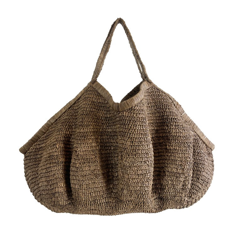 Aina Bag L Tea van Made in Mada, handgeweven raffiatas met brede rand en zachte vorm, los gefotografeerd tegen witte achtergrond