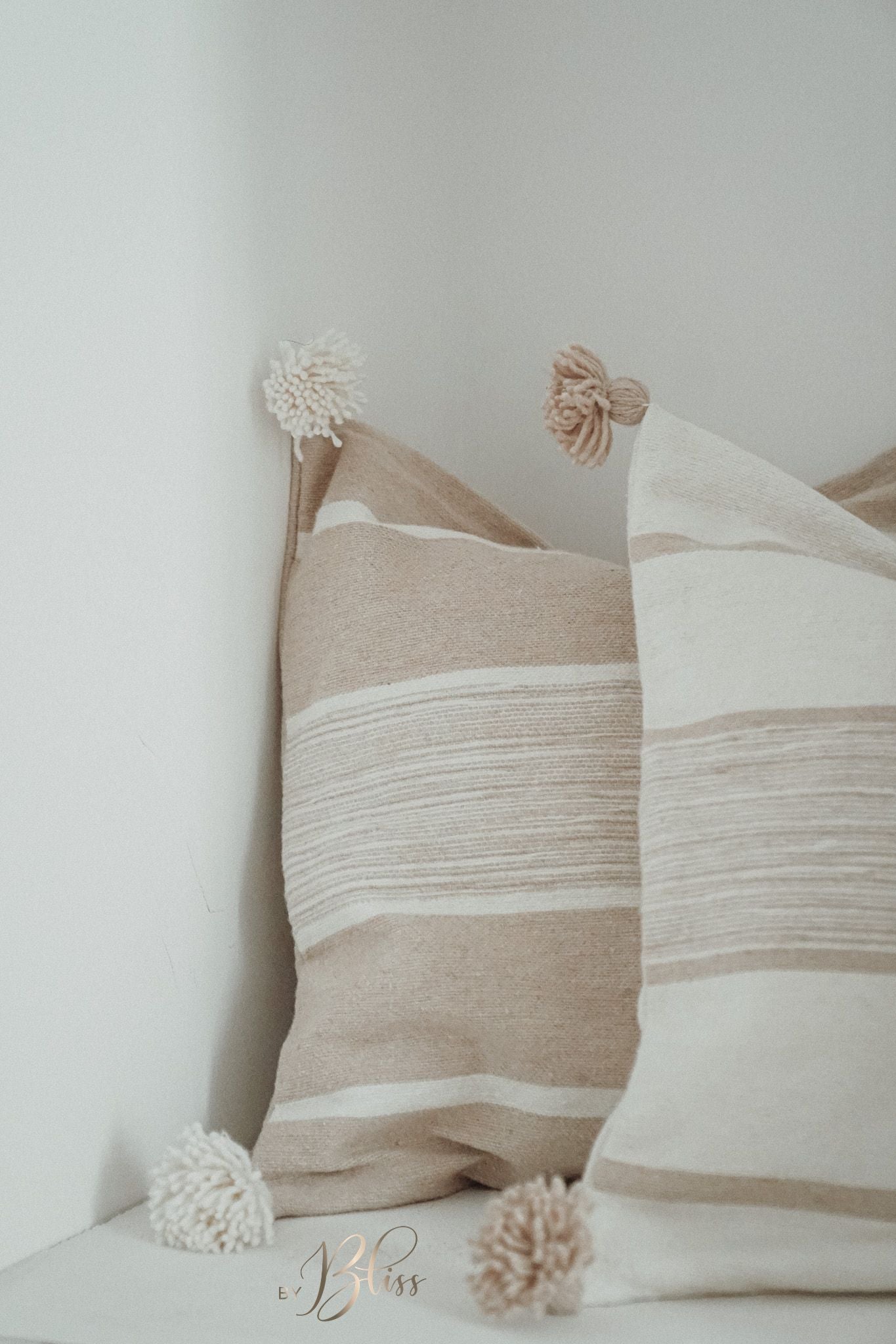 Marokkaanse pompom kussens 50x50 off-white en beige detail foto