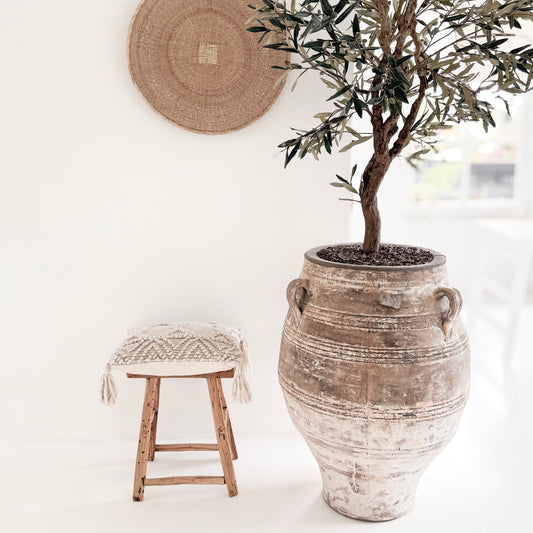 oude houten kruk #1 naast XL pot en tonga basket naturel
