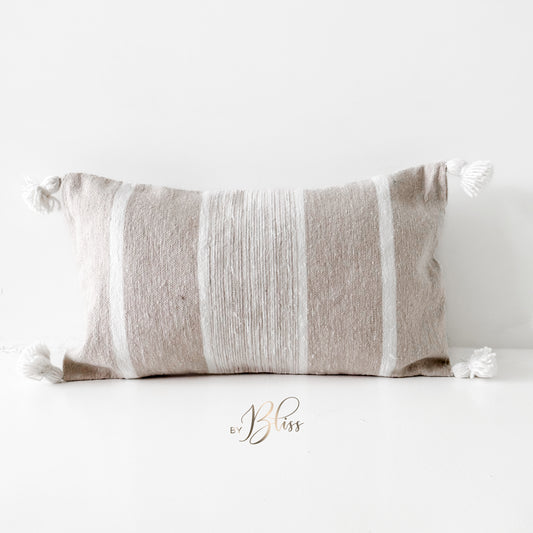 Marokkaans pompom kussen 30x50cm in beige met off-white strepen en pompoms