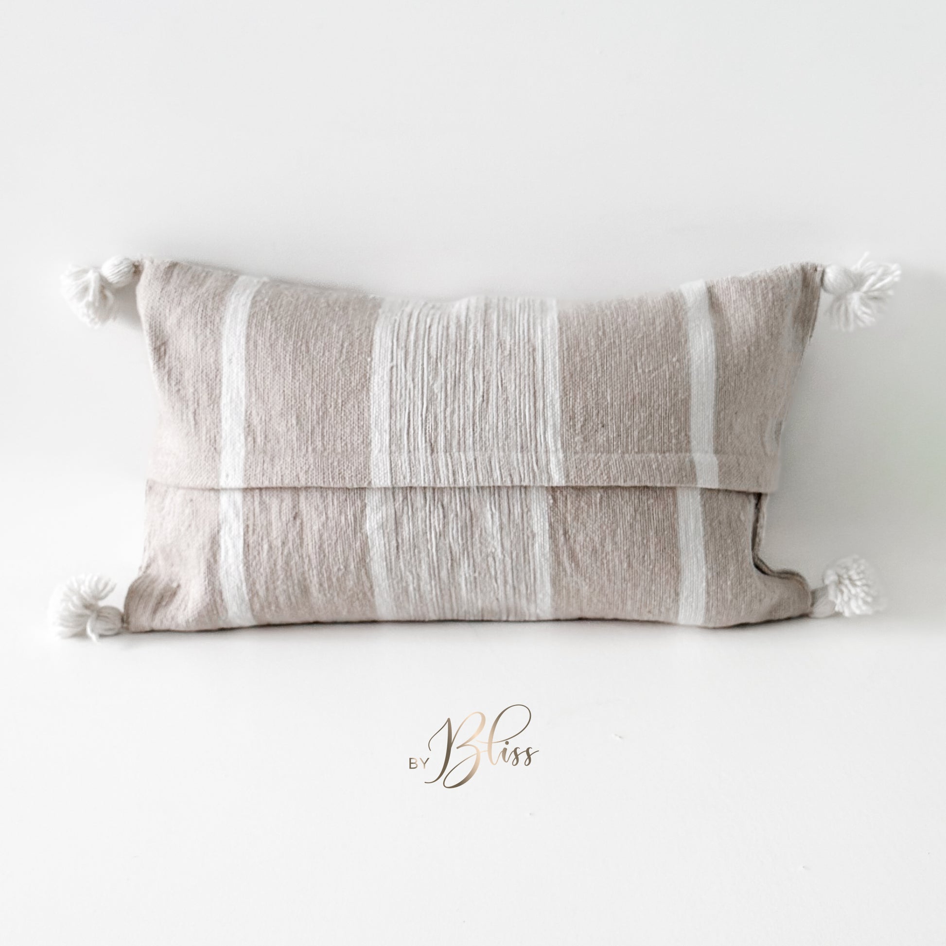Achterkant van Marokkaans pompom kussen in beige met off-white strepen en pompoms