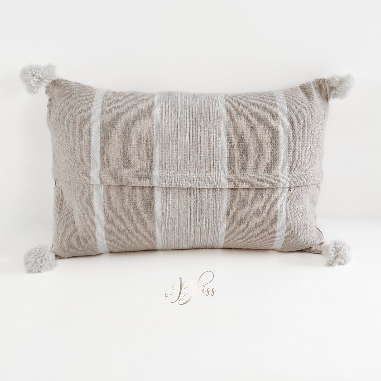 Achterkant Marokkaans pompom kusen beige met off-white strepen 40x60cm