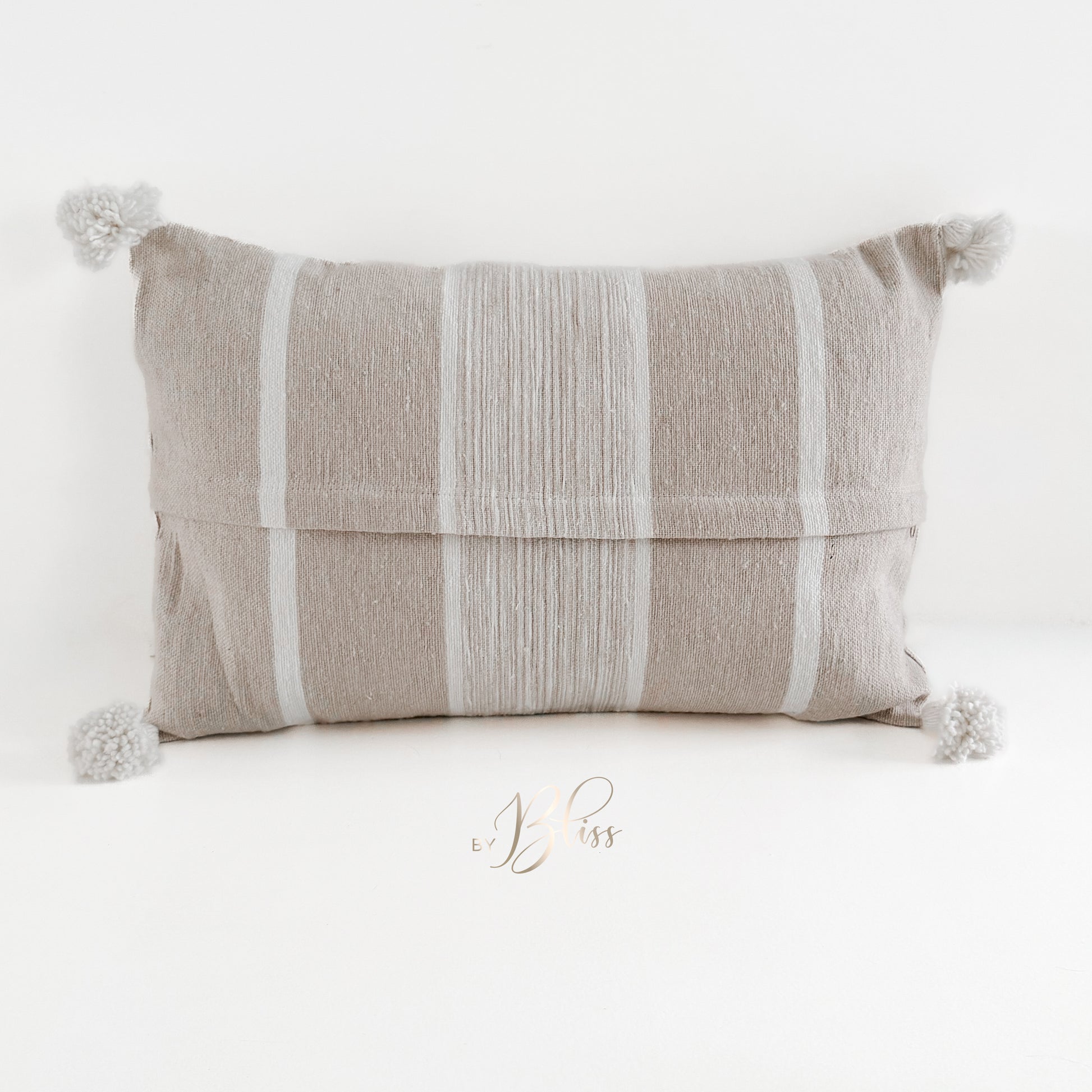 Achterkant Marokkaans pompom kusen beige met off-white strepen 40x60cm