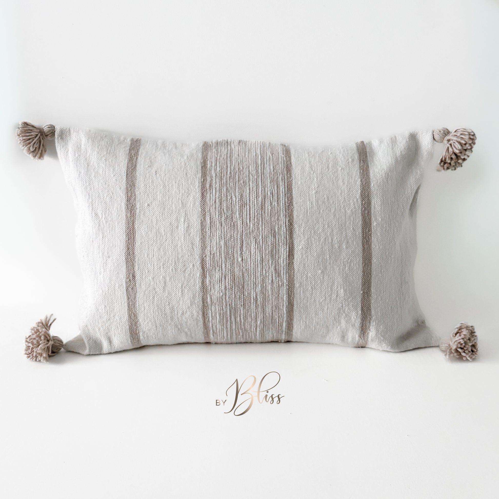 Marokkaans pompom kussen off-white 40x60 met beige strepen en pompom kwasten