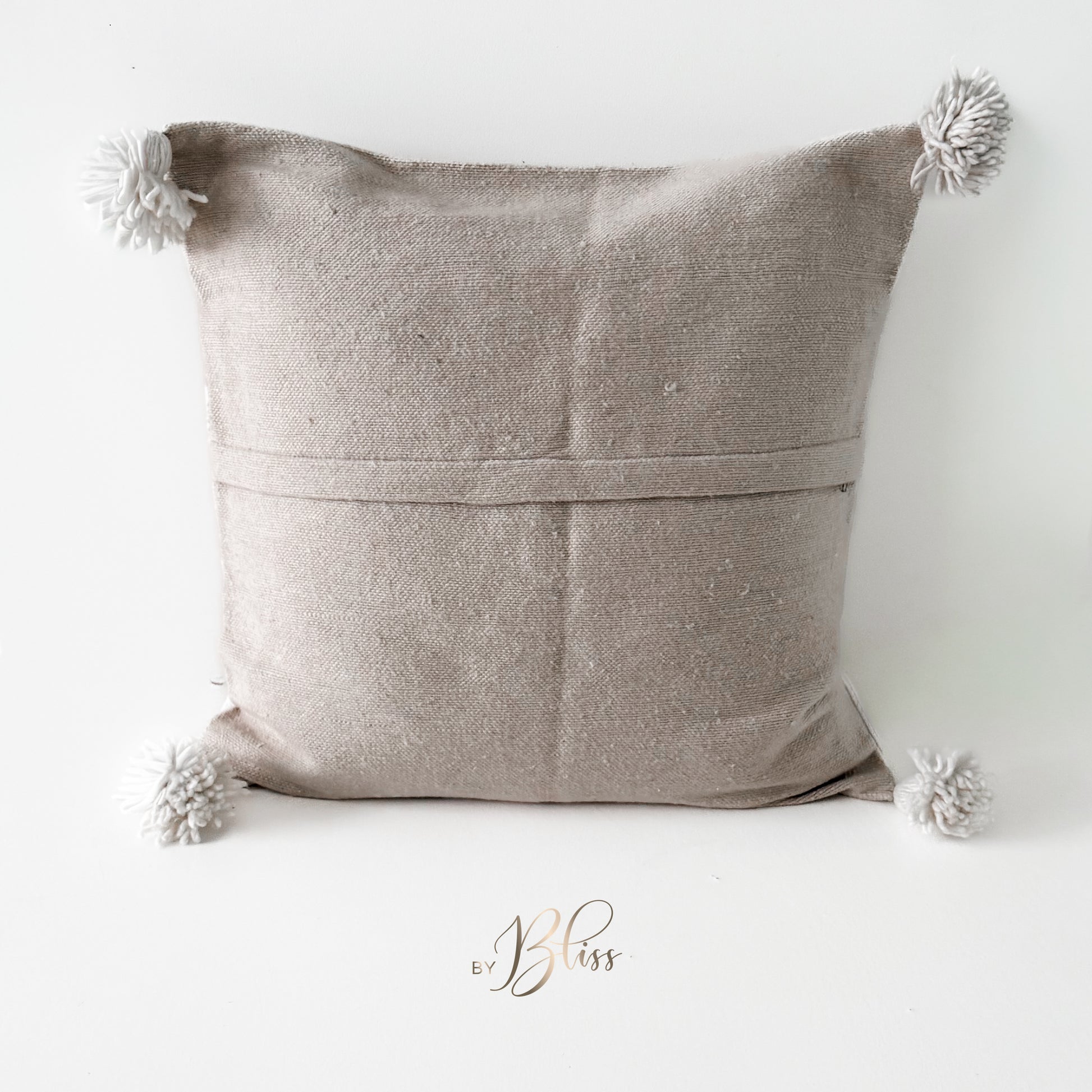 marokkaans pompom kussen 50x50 Beige met off-white strepen achterkant