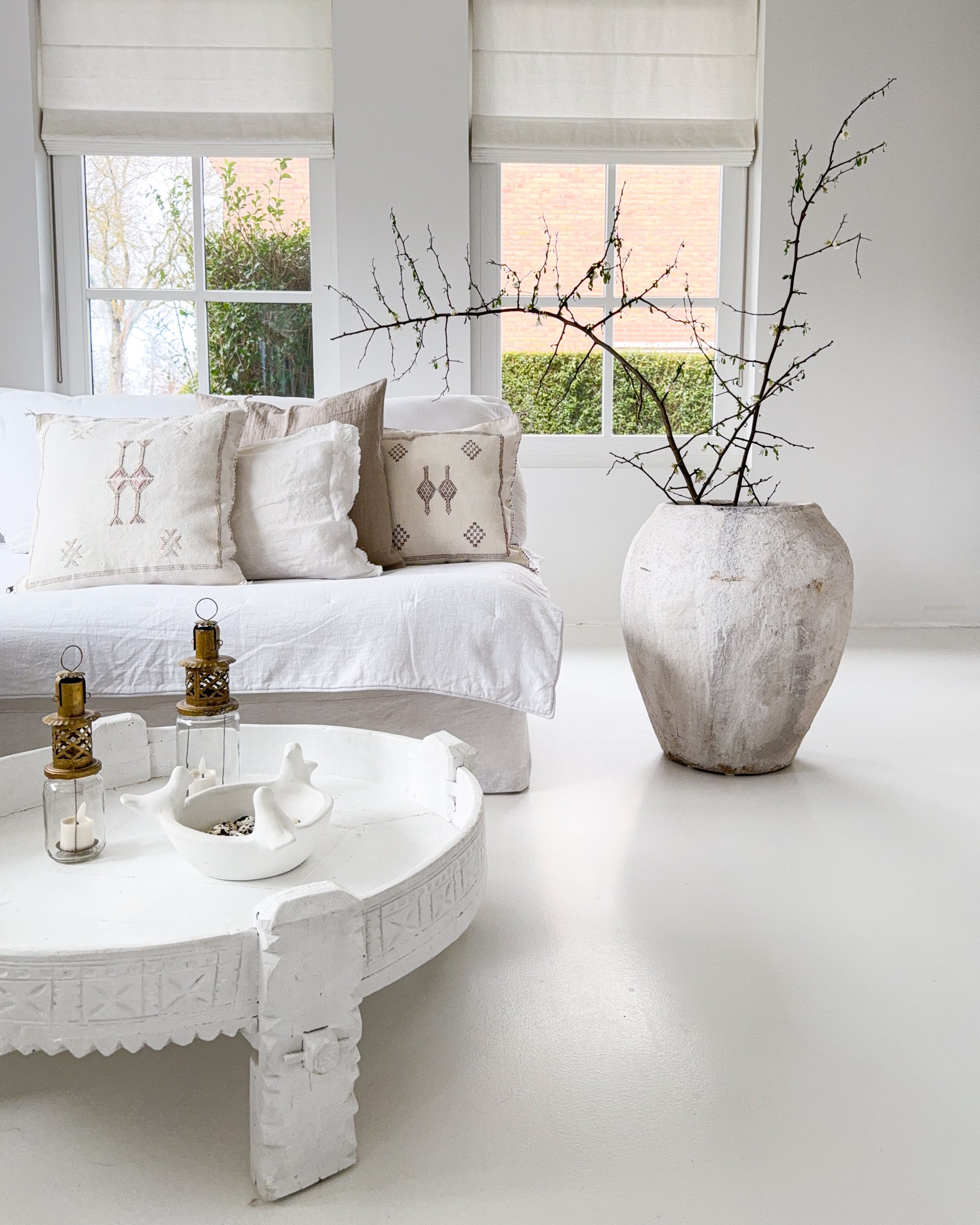 Oude XL aardewerk pot in een wit interieur