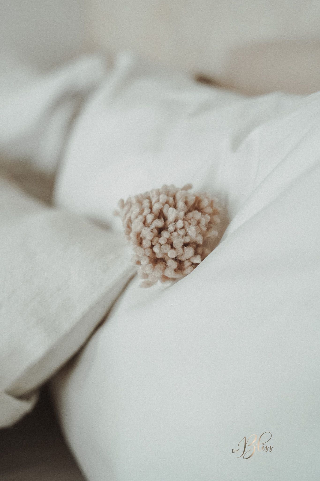 Marokkaanse pompom kussen off-white detail beige pompom