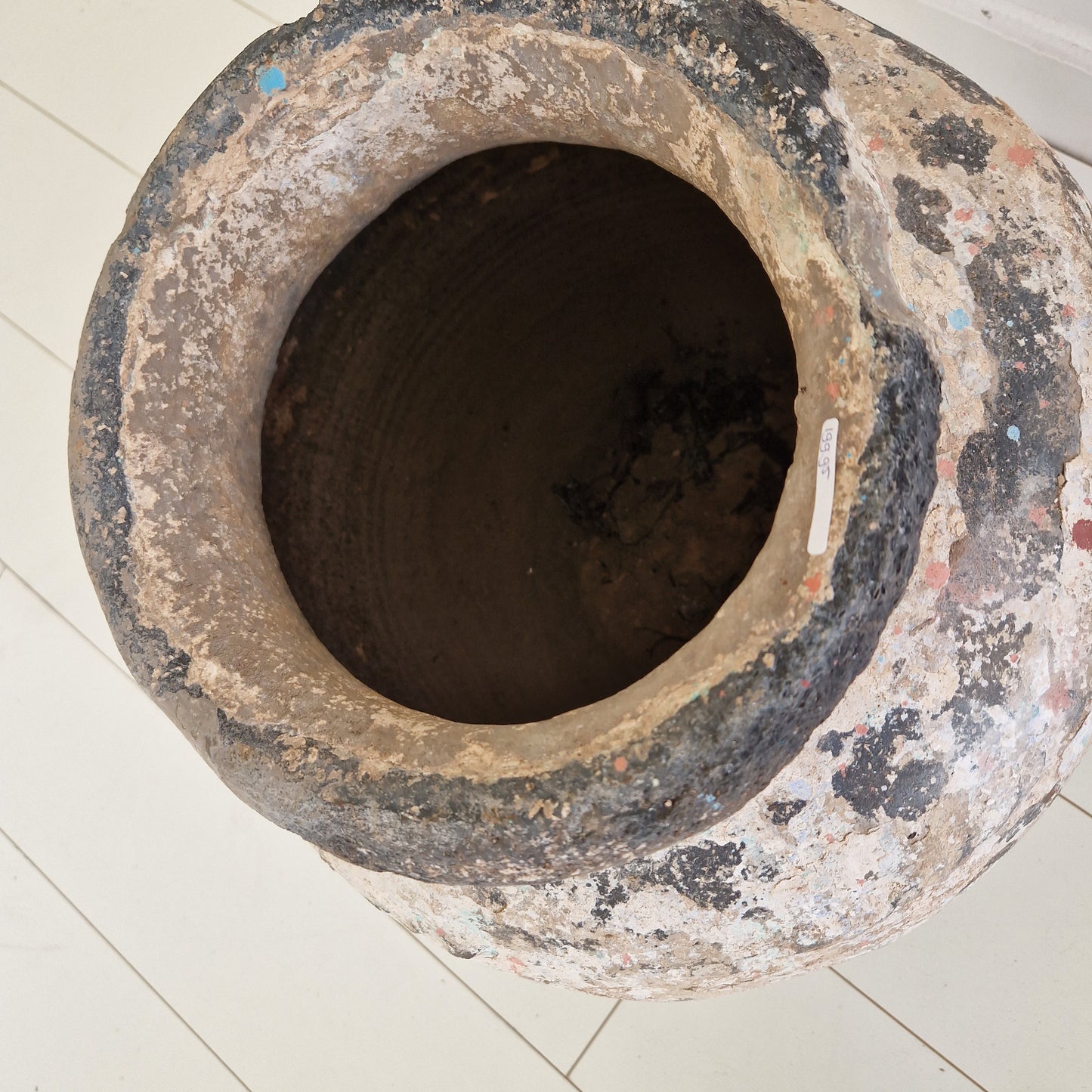 Bovenkant van XL aardewerk pot uit India met verweerde afwerking, perfect voor Wabi-Sabi, bohemian en moderne woonstijlen