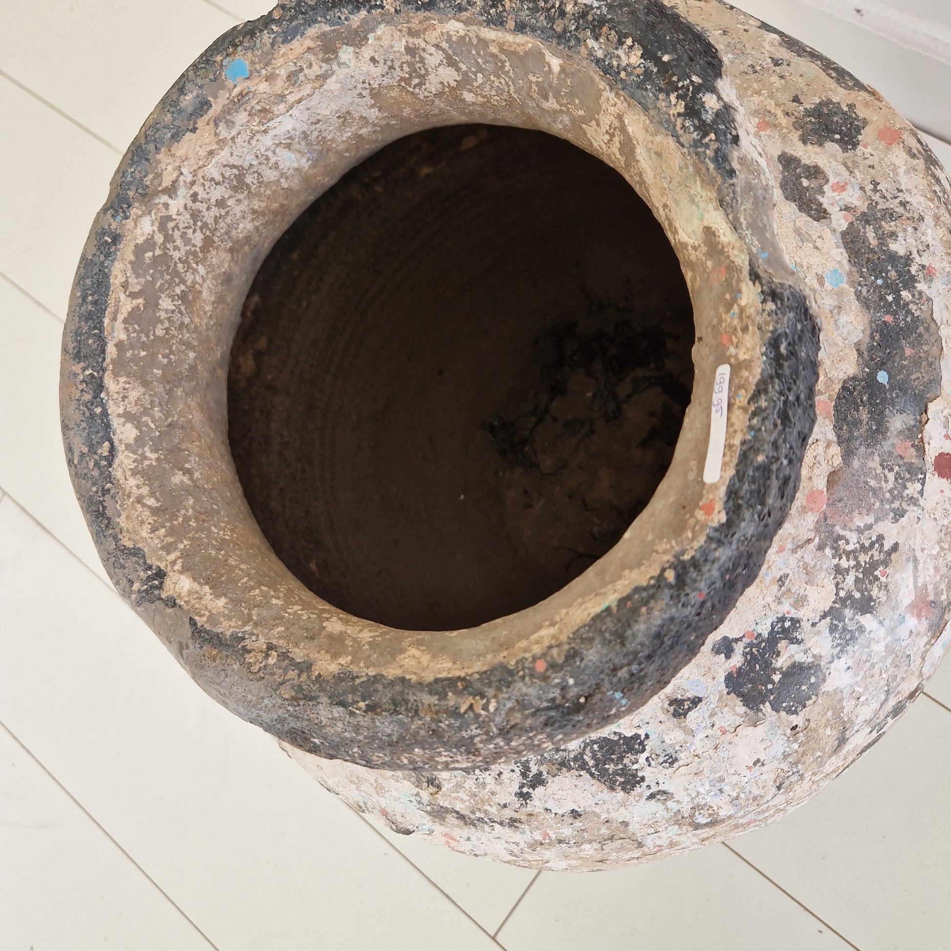 Bovenkant van XL aardewerk pot uit India met verweerde afwerking, perfect voor Wabi-Sabi, bohemian en moderne woonstijlen