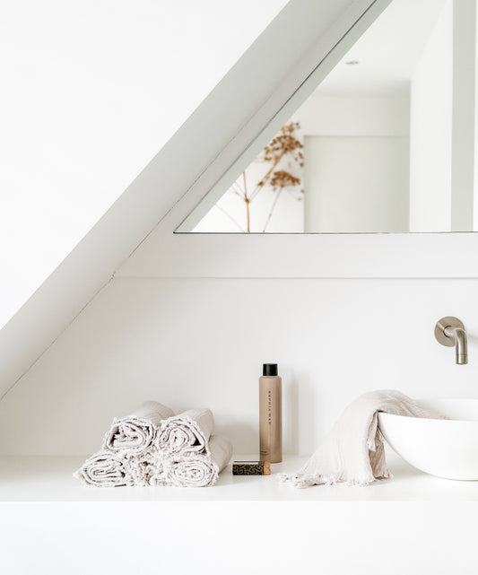 Hydrofiel handdoeken Grimaud Sand van Passion for Linen in witte badkamer