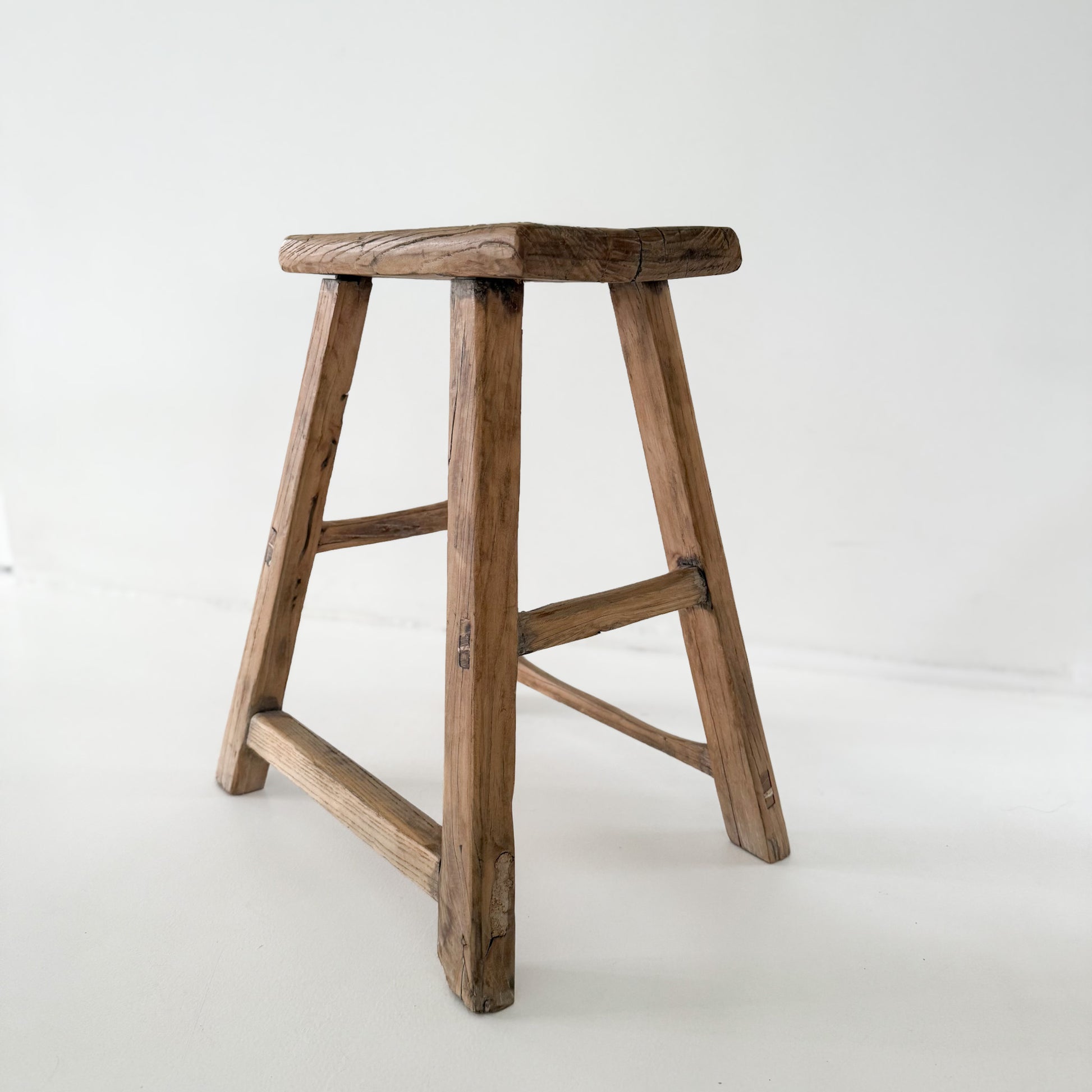 Oude Chinese houten kruk
