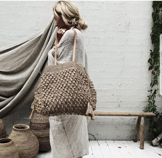 Grace Bag Tea van Made in Mada gedragen als stijlvolle raffia tas