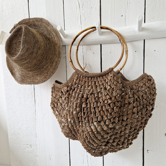 Izia M Bag Tea van Made in Mada handgeweven raffia tas met ronde bamboe handvaten
