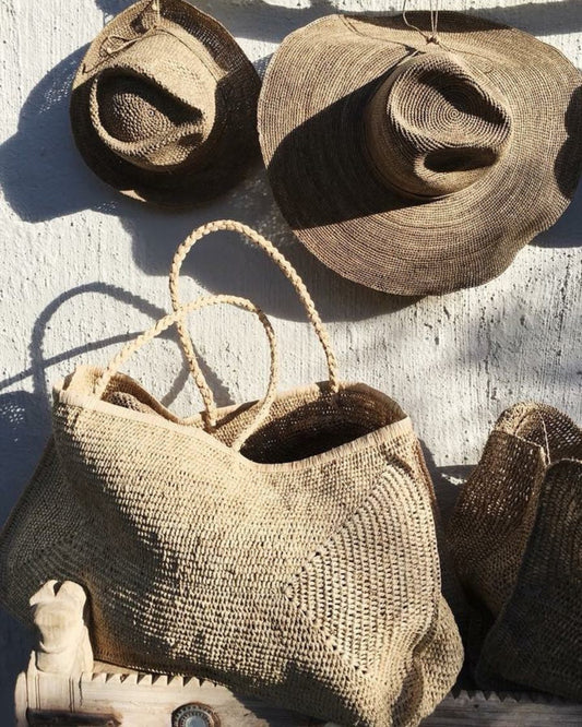 Grote raffia hoed Aziz tea, Elya hat tea en Alice 3XXL tas van Made in Mada 