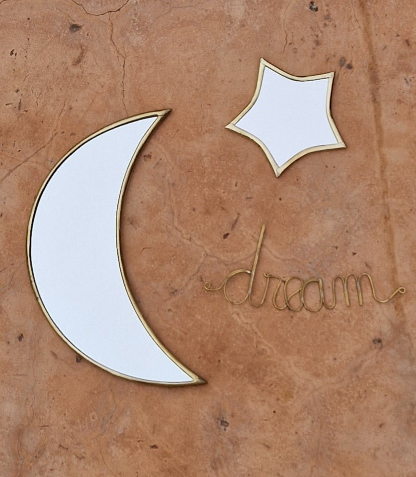 Messing draad woord Dream gecombineerd met gouden spiegels in de vorm van een maan en een ster