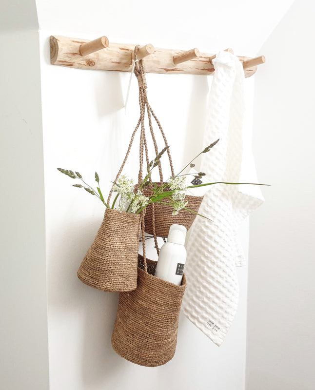 GUS hanging baskets van Made in Mada handgemaakte raffia mandjes aan de wand