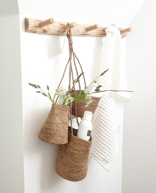GUS hanging baskets van Made in Mada handgemaakte raffia mandjes aan de wand